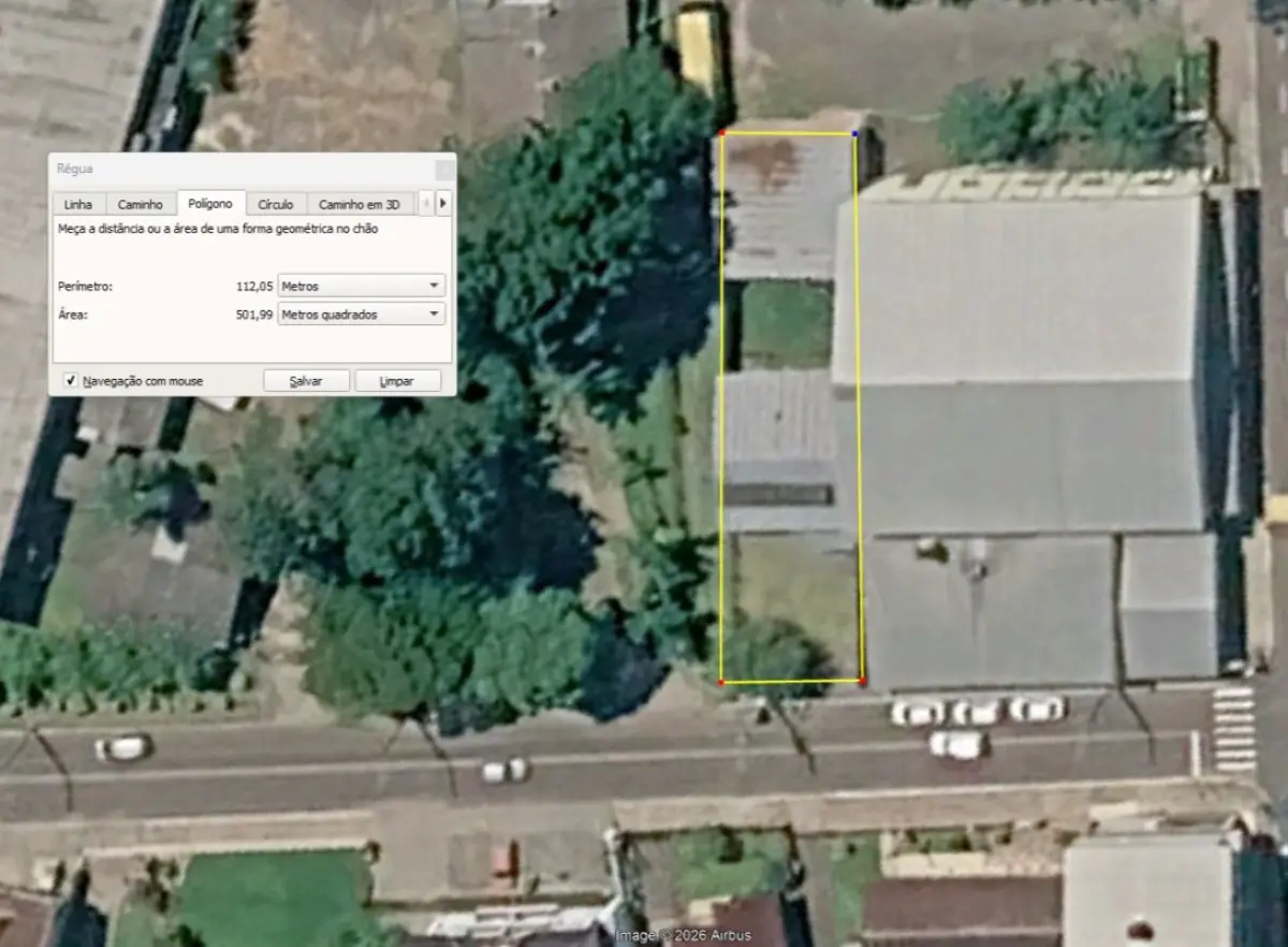 O imóvel na Rua Matias Kirten Filho, descrito na matrícula como um terreno com a superfície de 502m2, situado na Vila Maratá, no município de Brochier do Maratá